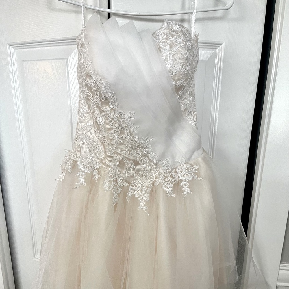 I am selling this elegant sleeveless short weeding/prom dress.